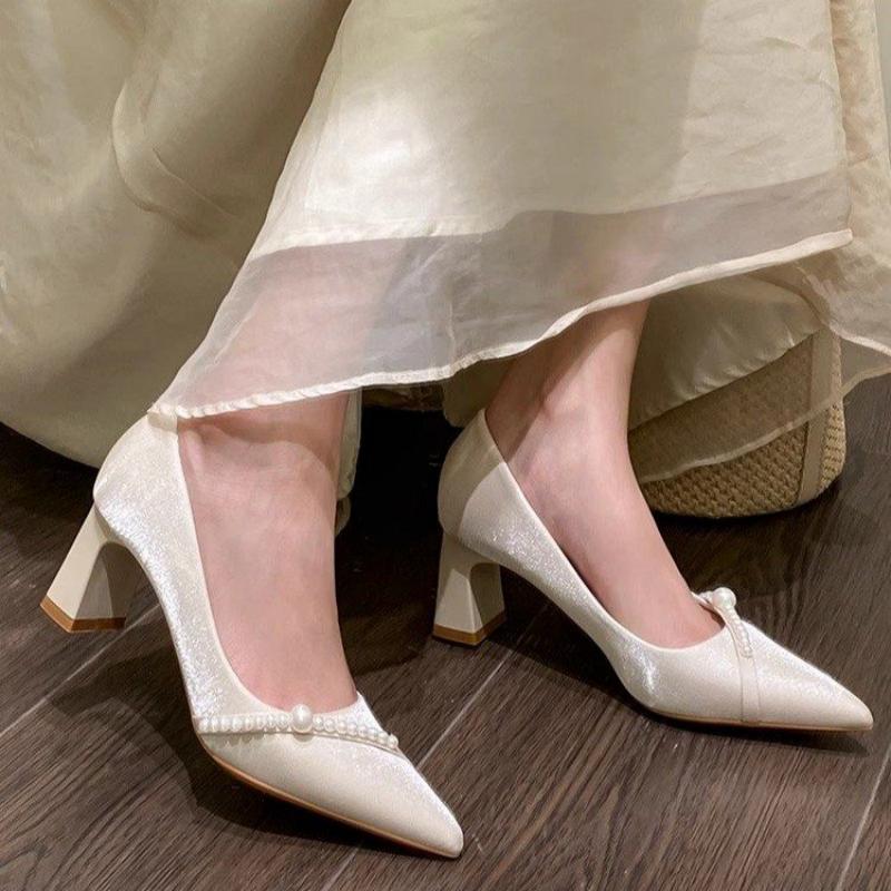 Home Office Makeover - Elegante, perlenverzierte Pumps mit spitzer Zehenpartie